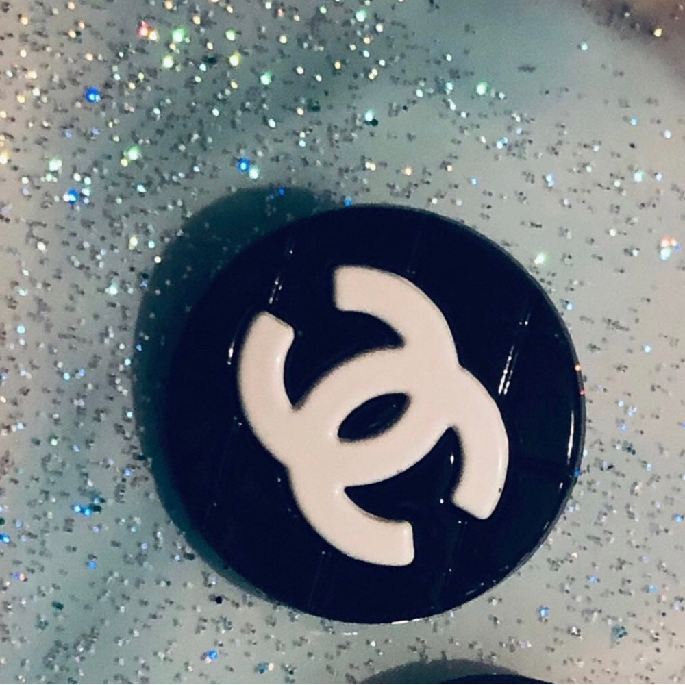 Vintage Chanel set of 2 buttons - Picture 5 of 6